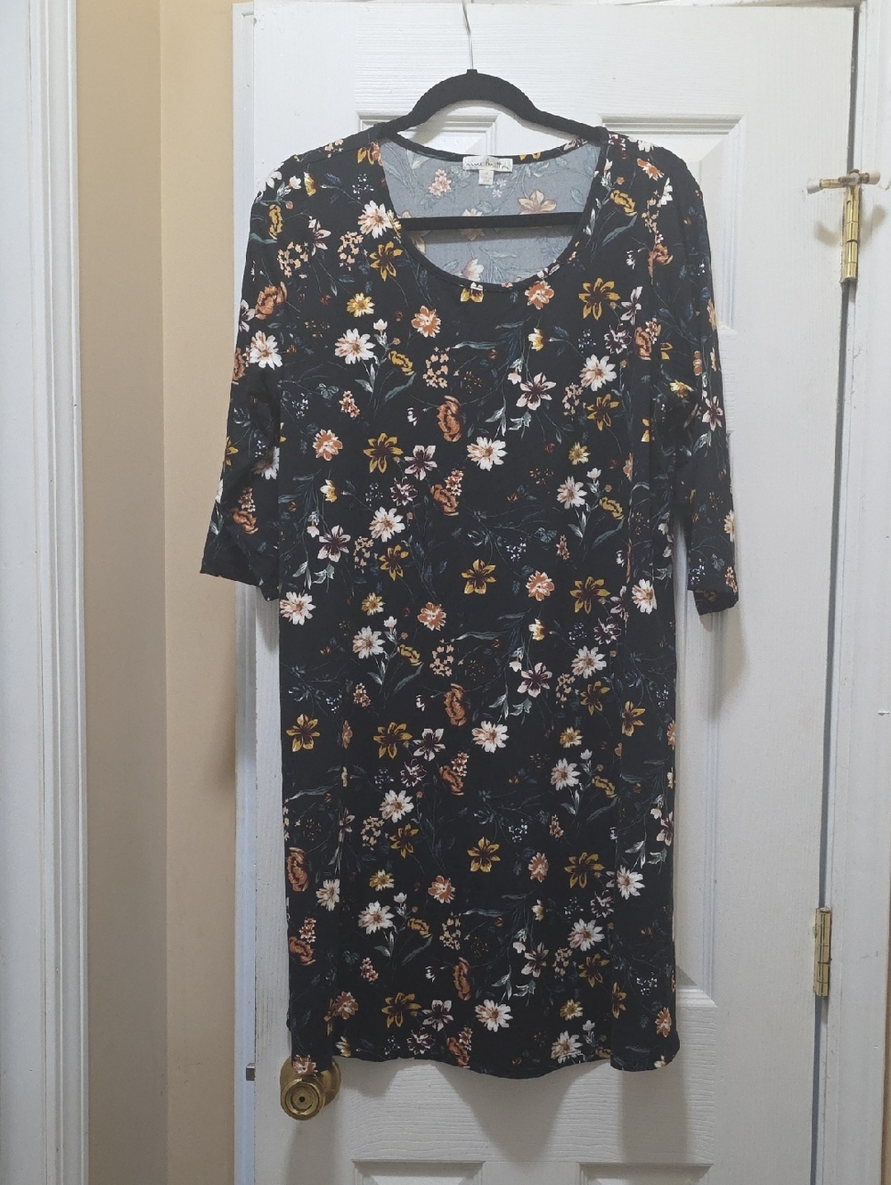 nine britton Black Floral Midi Dress with Scoop Neckline